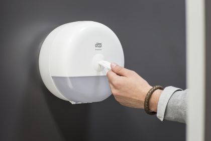 Tork Дозатор за тоалетна хартия с централно изтегляне SmartOne  Mini - system T9 